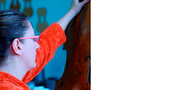 Gerlinde Reutterer bei der Arbeit an einem Violoncello im Atelier